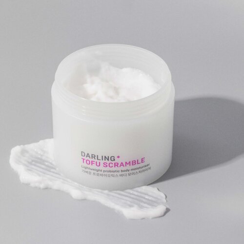 TOFU SCRAMBLE product photo with model