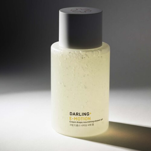 E-MOTION shower gel product photo with model