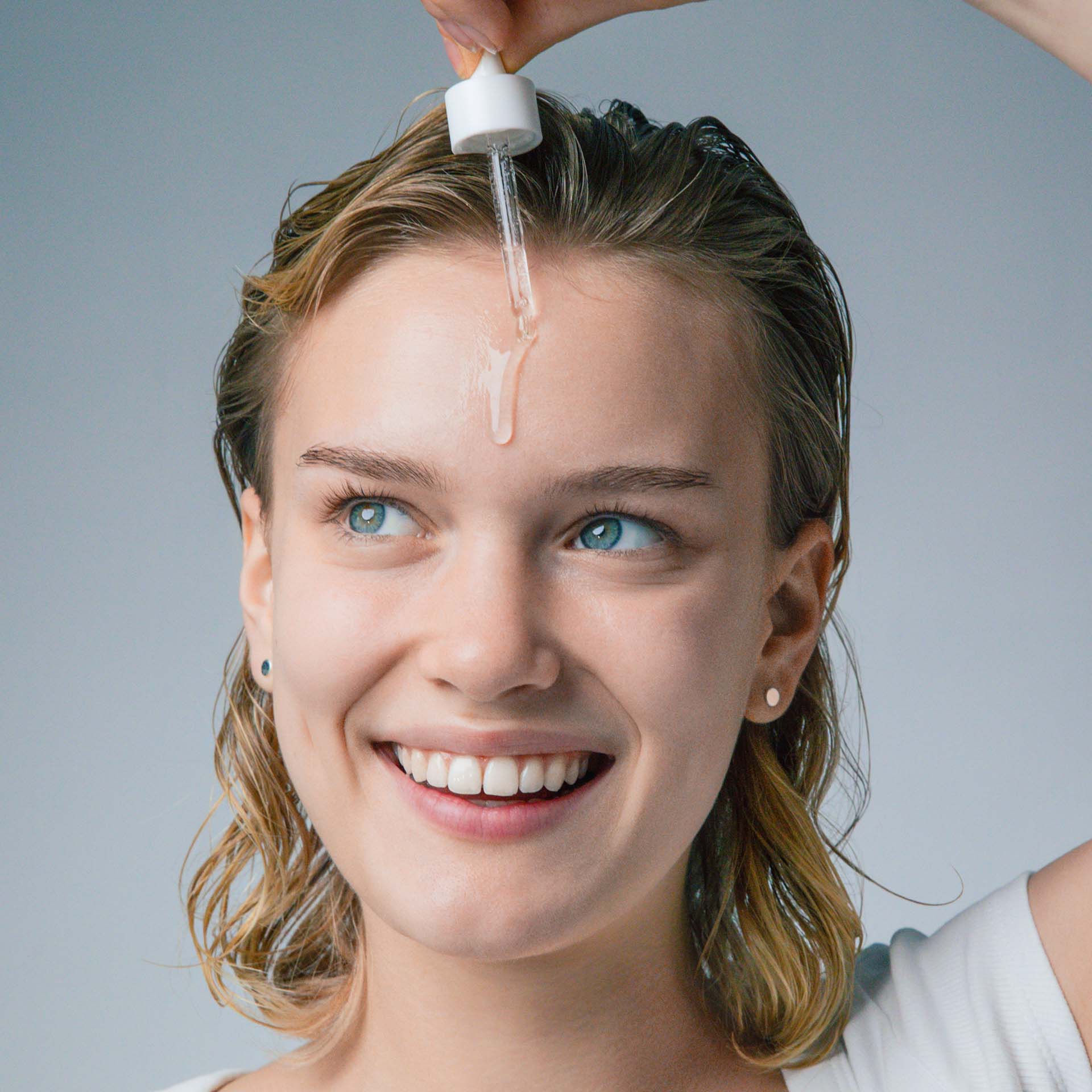 MAGIC GLOW essence product photo at an angle